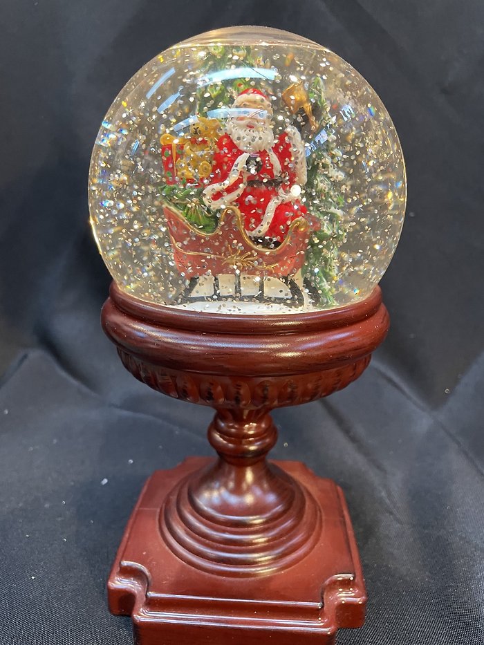 9\" Santa Glitter Snowglobe