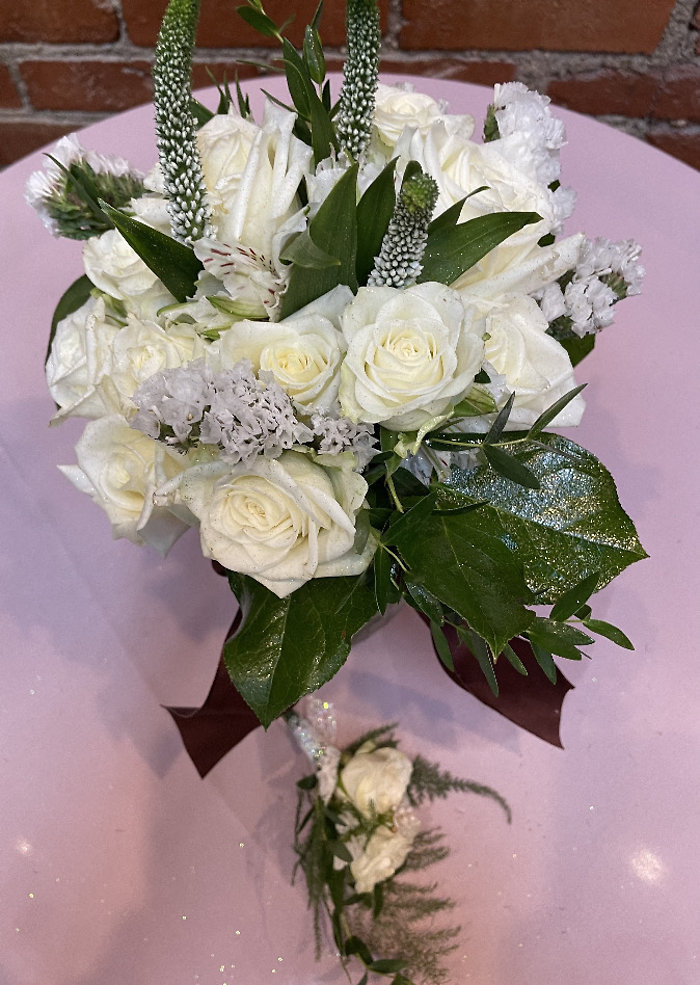 White Cloud Handheld Bouquet