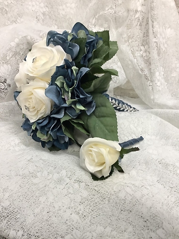 Silk Handheld White & Blue with matching Boutonniere