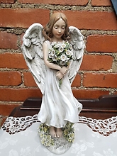 Angel with Daisy Bouquet