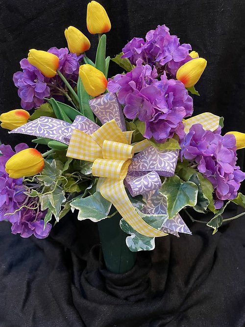 GRAVE CONE SPRING TULIP AND HYDRANGEA