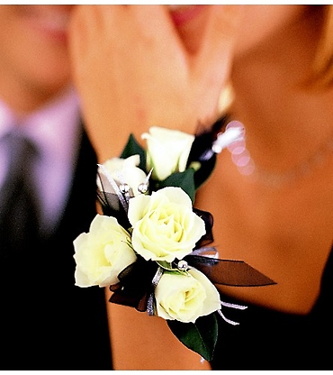 Five White Spray Rose Wristlet